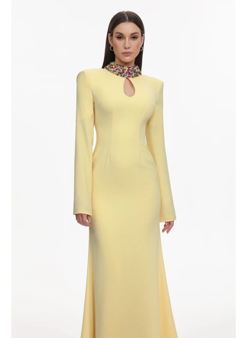 بيلا بارنيت فستان ديتالا الأنيق ذو الأكمام الواسعة المزينة بأحجار الراين المنسوجة والمزين بأحجار الراين